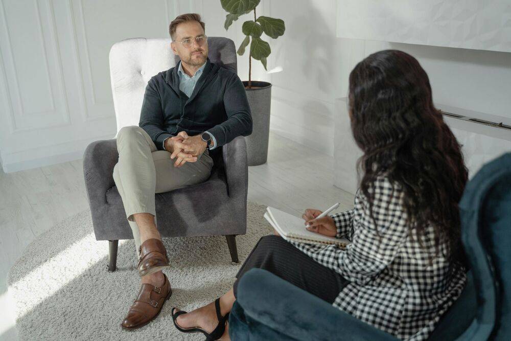 Finding the Right Fit: Male vs. Female Therapists 2 Male vs Female Therapist